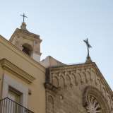 Sulla sommit� del triangolo si nota una croce metallica lavorata con degli ornamenti circolari, simile a quella presente sul campanile